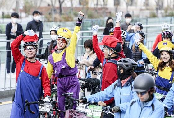 게임캐릭터 '슈퍼마리오'로 분장한 참가자들이 출반 전 파이팅을 외치고 있다. 김경록 기자