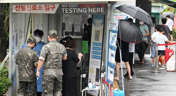 부산 해운대구 보건소에 마련된 선별진료소를 찾은 시민이 코로나19 검사를 위해 대기하고 있다. 국제신문DB