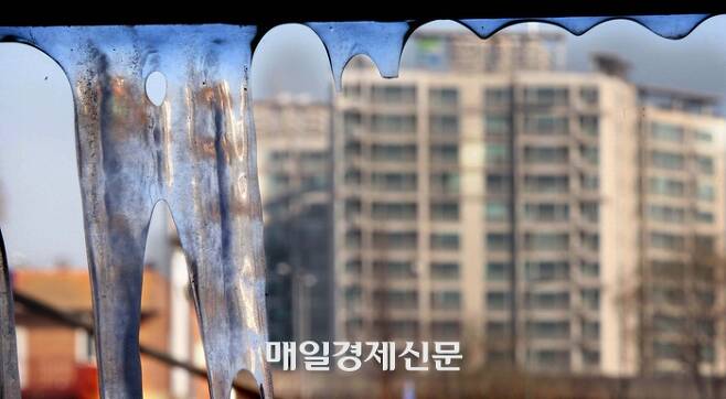서울 한강시민공원 뚝섬지구에 매달린 얼음 뒤로 보이는 아파트가 현재 주택경기를 보는 듯 하다. [김호영 기자]