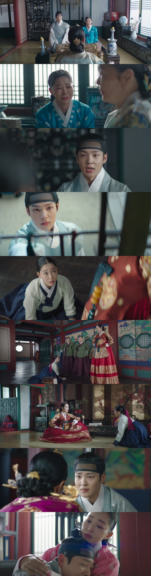 Kim Hye-soo of the cable channel tvNs Saturday-Sunday drama Schrup (directed by playwright Park Barra Kim Hyung-sik) forgave Kim Ga-eun with a broad heart.In Schrup, which was broadcast on the afternoon of the 19th, the last story of the prince competition was drawn.Seongnam Dae-gun (mun sang-min), Uiseong group (Strong as we) and Bogeom-gun (Kim Min-ki) were among the final candidates, while Seongnam Dae-gun took the crown prince position.Tae So-yong (Kim Ga-eun), who had Dabi (Kim Hye-soo) as his backing, was abruptly abandoned by Dabi because Hwang Suk-won (Ok Ja-yeon) and Yeonguijeong (Kim Eui-seong) plotted to make the Uiseong group the crown prince.The Queen Dowager called in Tae So-yong and the Bogeom soldiers to collect their favors. I never thought of you as a prince. Did you think you would become a real Crown Prince, born of a lowly mother?It was Kim Hye-soo who appeared in front of Taesoyongs mother and son.Then, he treated Taesoyong coldly and instructed him to do chores in the middle palace.However, Hwaryeongs true heart was different. Tae Soo-yong, tired of chores, fell asleep in the bed of the middle war.Hwaryeong said, Did you forget the sorrow of your heart because your body was tired? He said, Because of that greed, the swordsman was used and hurt. Think carefully about what to do as a mother from now on.It is okay to say that it is hard if you are sick, he said. It is not only proving your ability to be a tax collector.I want you to give me strength by the side of the taxa. In the ensuing scene, Tae Soo Yong and the sword army were pissed off and hugged me.On the other hand, Hwaryeong recalled the past of Taesoyong, who was the Nine of the Palace before becoming the Concubine, along with Shin Sanggung (Park Jun-myeon). Hwaryeong said, I am also GLOW.When I realized that my lord was not coming to see me in this place, I had a lot of tears. At the same time, he expressed his affection, saying, When Im with Tae So-yong, I smile. I dont see many people like him. If Tae So-yong isnt at the palace, Im bored.