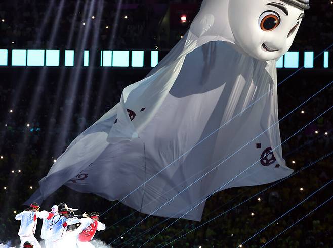 BTS member Jungkook sings the theme song "Dreamers" at the opening ceremony of the 2022 Qatar World Cup held at the Alkhor Al Bite Stadium in Qatar on the 20th (local time).  Alcor/Yonhap News