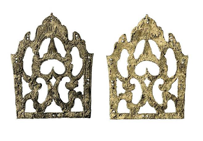 하트 모양의 심엽형 무늬가 뚫린 부여 능산리 출토 금동투조금구. 6~7세기의 것이다.