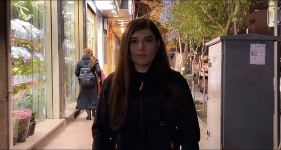 이란 배우 헹가메 가지아니가 히잡을 착용하지 않은 채 카메라를 응시하고 있다. 사진 가지아니 인스타그램 캡처