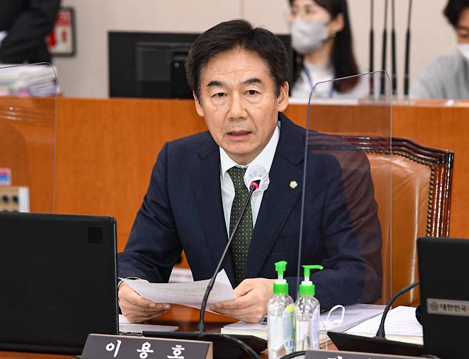 국민의힘 이용호 의원이 10월24일 서울 여의도 국회 문화체육관광위원회 회의실에서 열린 종합 국정감사에서 국립현대미술관의 대통령비서실 대여 미술품에 대한 자료 제출과 관련해 의사진행 발언을 하고 있다. ⓒ연합뉴스