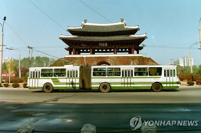 평양의 모습 고대에 건축된 보통문 앞을 지나는 전차모습/본사자료 1991.10.25 (평양=연합)<저작권자 ⓒ 2001 연 합 뉴 스. 무단전재-재배포 금지.>