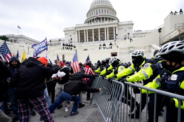 지난 6일 미국 워싱턴DC 연방의사당 앞에서 도널드 트럼프 대통령 지지자들과 의회 경찰이 대치하고 있다.