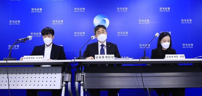 박창현 한국은행 경제통계국 금융통계팀장이 22일 3분기 가계신용(잠정)의 주요 특징을 설명하고 있다. ⓒ 한국은행