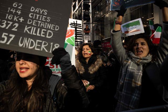 지난 19일 미국 뉴욕의 타임스퀘어에서 시위대들이 이란 당국이 반정부 시위대에 벌이는 탄압에 맞서 유엔이 조치를 취해야 한다고 요구하고 있다. AFP 연합뉴스
