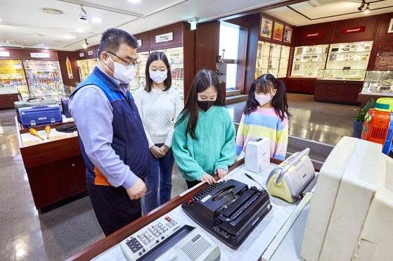 전시장에는 타자기와 삼보 286 컴퓨터·출퇴근 기록기 등 사무용품부터 지금은 쓰지 않는 물건까지 다양하게 전시되어 있다.