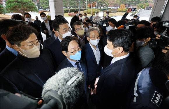 민주당, 대검찰청 항의 방문 - 더불어민주당 검찰독재정치탄압대책위원회 박범계(앞줄 왼쪽 두 번째) 상임위원장을 비롯한 소속 의원들이 14일 서울 서초동 대검찰청에 “야당에 대한 편파 수사를 중단하라”며 항의 방문을 하고 있다. 위원들은 이날 검찰에 입장문을 전달하며 검찰이 이재명 민주당 대표의 측근에 대한 수사 상황을 흘려 피의 사실을 공표하고 있다고 주장했다.연합뉴스