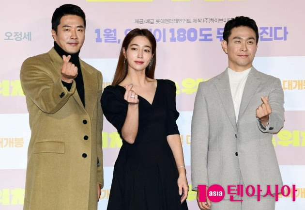 Actor Kwon Sang-woo, Oh Jung-se and Lee Min-jung are The Switch from top star to manager and artist to life force wife respectively.On the morning of the 23rd, the movie The Switch (director Ma Dae-yoon) production briefing session was held at the entrance of Lotte Cinema Konkuk University in Gwangjin-gu, Seoul.Actor Kwon Sang-woo, Oh Jung-se, Lee Min-jung and Kim Joon attended the ceremony.The Switch is a story that takes place when the top star park kang (Kwon Sang-woo), who enjoyed a brilliant single life, celebrates the moment when his life turns 180 degrees on Christmas.I was happy to direct The Switch with the three top stars. I fixed the script for the casting of the three. I didnt think it would suit me, but I liked the chemistry that went with it, Ma said.While Kwon Sang-woo and Oh Jung-se were The Switch, Ma Dae-yoon said, In two hours, I tried to intuitively look at the other two.I tried to show the impression, the tone, the similarity, but the different reaction in the same situation. Kwon Sang-woo said, Its been a while since we filmed the movie, but I enjoyed the scene. Its nice to see (actors) after a long time. Im excited that our movie is finally ready for release.He acts as a park kang who married Claudia Kim, a lover who broke up 10 years ago in the morning, and the father of twin brothers and sisters.Kwon Sang-woo said, I am a top star who lost my initials. There are a lot of Scandal with women. I am a person who treats the manager badly. Haru changes his role as Oh Jung-se Manager in the morning.In fact, the role of the manager was more comfortable. It was fun while acting like Jeong Se. Acting as a manager was much more comfortable and fun in the field.Lee Min-jung returns to the screen 10 years after the movie Wonderful Radio.He is the first love and attention artist that park kang broke up 10 years ago, and he boldly abandons studying in the United States for love only, and acts park kang and married Claudia Kim.Lee Min-jung said, How did I get back in 10 years? I like movies and I love them. I always wanted to do it.I also had a child birth, and I almost went to a drama when I was about to make a movie. This movie was my favorite genre. I like warm movies and it is warm, everyone sees and sympathizes and it is called drama genre.It is a genre that you can enjoy while talking about your life. Your seniors are great, I liked the script, and I was happy to shoot it. Kwon Sang-woo and Lee Min-jung show a couple chemistry. It turns out that the two of them actually met each other before filming. Lee Min-jung said, I was laughing because I had a good personality.Before shooting, I met a real family. He played well with the children and looked like a good father.Kwon Sang-woo said, Our second daughter and Min-jungs son were the same age, so energy was not a joke.I was able to play well while shooting, and I knew that my appearance and personality were good and active, but I was energized because I played the role of a real wife in our movie scene.  I can not adjust to the reality changed in the morning of Haru. It was drawn more realistically.I have a beautiful appearance that anyone can see, and I think it will be finished with a sympathetic story. Kwon Sang-woo also said, There is a fierce Kiss god with Lee Min-jung. Its inconvenient, isnt it? What should I do? I wondered what to do.But as soon as I acted, Mr. Lee Min-jung just did it in one shot. That was comfortable with each other, he said.Lee Min-jung said, It was a scene where Claudia Kim turned a little bit and ate it.Kwon Sang-woo said of Kim Joon, a child actor Park So-i, who worked in The Switch, They are children like Park Bo-gum. I felt a lot in the field why they are loved by many people.In the case of Soi, he is a good friend of Acting since he was a child. It is amazing when he sees tears dripping from his eyes. I can not tell whether Jun is playing or acting, but it is good for that role. It was another pleasure and happiness in the field. There is a synergy that can not be seen in other works.Thanks to the child actor, our film (attraction) has been maximized, he added.Lee Min-jung also said, Juni was a similar age to my child, so there were many similar things to play with. I also played with Mukchipa. Jun and I played together and our son was jealous.I was jealous when I saw a funny picture together and said, Why are you having more fun with him? Meanwhile, The Switch will be released in January next year.