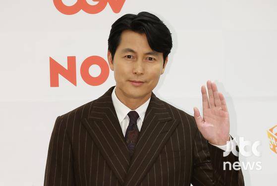 배우 정우성이 23일 오후 서울 여의도 중소기업중앙회 KBIZ홀에서 열린 제42회 영평상 시상식에 참석해 포즈를 취하고 있다. 박세완 엔터뉴스팀 기자 park.sewan@jtbc.co.kr (콘텐트비즈니스본부)