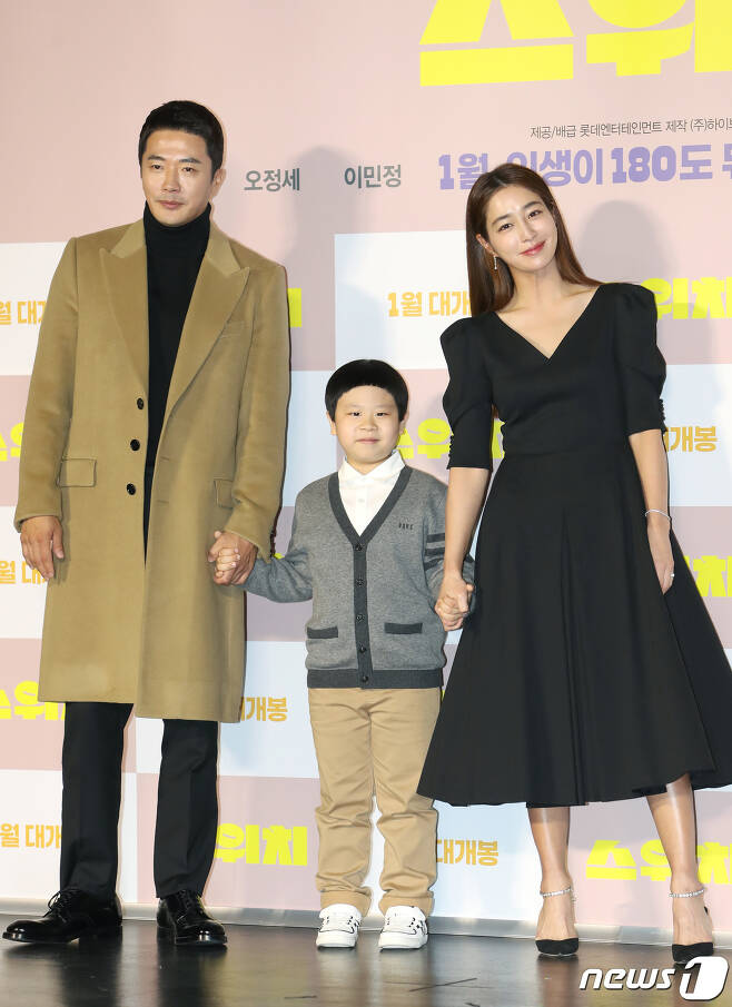 Seoul =) Actor Kwon Sang-woo (from left), Kim Joon and Lee Min-jung pose at the Switch ⁇  Production briefing session held at Lotte Cinema Kiddae branch in Seoul Gwangjin District on the morning of the 23rd. ⁇  The Switch  ⁇  The Switch  ⁇  is a cast of 10 million Actors, a scandal maker, and a top star park kang (Kwon Sang-woo), who enjoyed a brilliant single life, It is a drama.2022.11.23