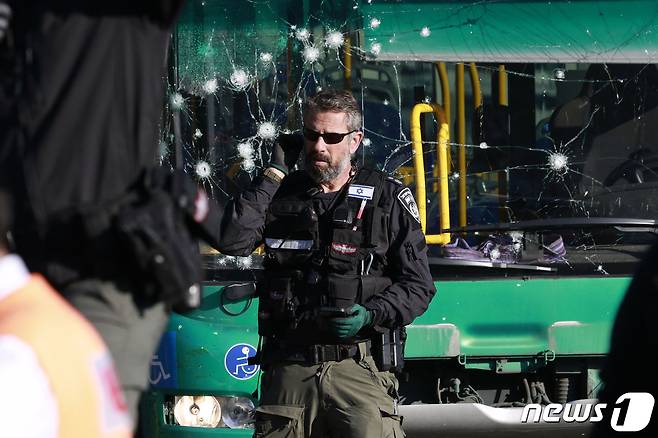 23일(현지시간) 예루살렘의 한 버스 정류장에서 발생한 폭발로 1명이 숨진 가운데, 이스라엘 보안군이 현장을 통제하고 있다. 2022.11.23/뉴스1 ⓒ AFP=뉴스1 ⓒ News1 김민수 기자