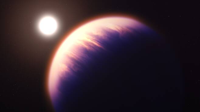 토성처럼 가스행성인 WASP-39 b의 상상도. 멀리 보이는 WASP-39 항성을 4일에 한 번 공전한다. 항성에 붙어 도는 탓에 온도가 섭씨 900도에 이른다. 이번에 항성에서 온 빛이 이 행성의 대기에서 광화학반응을 일으킨다는 사실이 처음 확인됐다./NASA, ESA, CSA