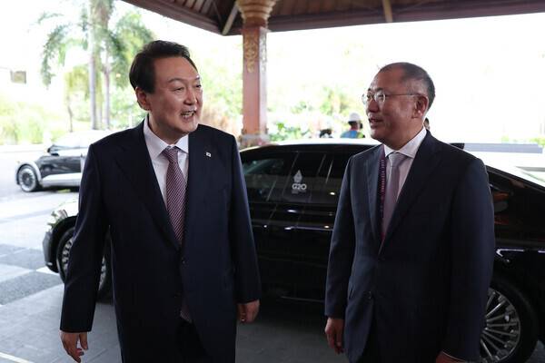 윤석열 대통령이 지난 14일(현지시간) 인도네시아 발리 누사두아 컨벤션센터(BNDCC)에서 열린 한-인니 비즈니스 라운드테이블 참석에 앞서 정의선 현대자동차그룹 회장과 대화하고 있다. 사진=연합뉴스