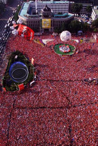 2002년 한일월드컵 때 수많은 팬들이 시청광장에 모여 대한민국을 응원하고 있다. 스포츠동아 DB