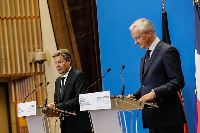 로베르트 하베크 독일 경제부 장관(오른쪽)과 브뤼노 르메르 프랑스 재정경제부 장관이 22일(현지시각) 프랑스 파리에서 회담을 마치고 기자회견을 하고 있다. EPA 연합뉴스