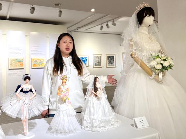 하경이씨가 22일 서울 강남구 경애갤러리에서 자신의 웨딩드레스 인형 작품을 설명하고 있다. 김민호 기자