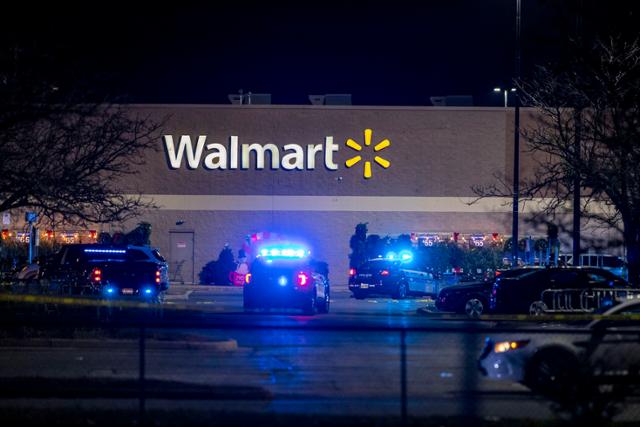 추수감사절 연휴를 앞둔 22일 총격이 발생한 미국 버지니아주 체서피크의 월마트 매장에 경찰이 출동한 모습. 체서피크=AP 연합뉴스