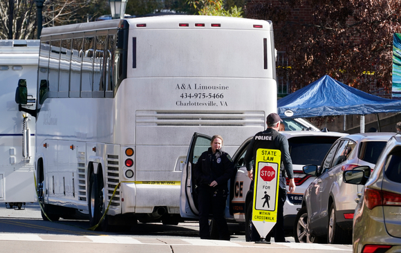 지난 14일(현지시간) 미 버지니아주 샬러츠빌의 버지니아대학 구내에서 총격이 발생해 경찰이 총격이 발생한 것으로 추정하는 버스 주변을 조사하고 있다. 이 총격으로 이 대학 미식축구 선수 3명이 숨지고 2명이 다쳤으며 범인은 체포됐다. [사진=뉴시스]
