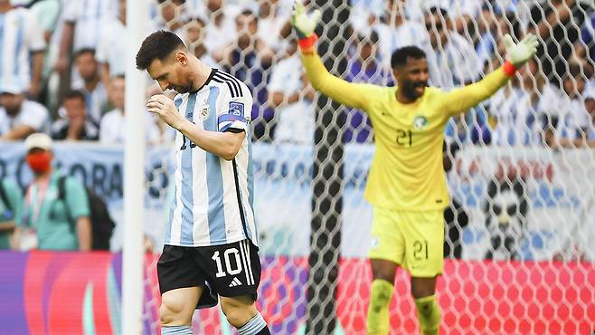아르헨티나 메시(왼쪽)가 22일 카타르월드컵 사우디아라비아전에서 골이 들어가지 않자 고개를 숙이고 있다. 알다옌=김현동 기자