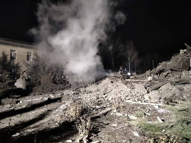우크라이나 소방대원들이 23일(현지시간) 러시아군의 폭격으로 파괴된 자포리자주의 한 산부인과 병동에서 구조 작업을 하고 있다. | AP연합뉴스