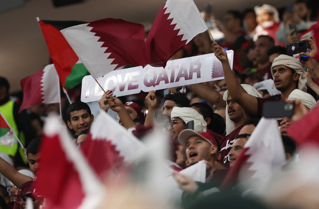 카타르월드컵 개막식에 참석한 관중이 지난 20일 오후(현지시간) 카타르 알코르 알바이트 스타디움에서 카타르 국기를 흔들며 응원하고 있다. 연합뉴스