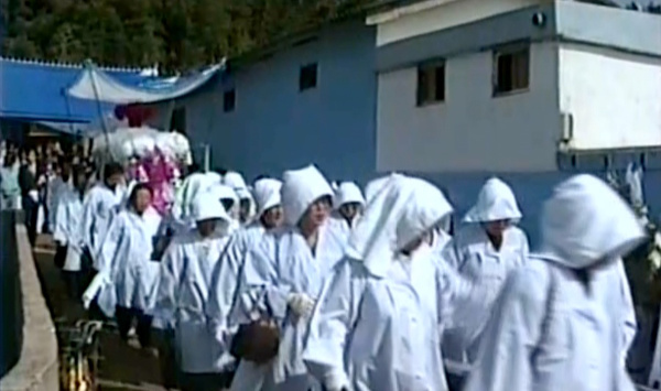 유이상 대표 모친의 장례식 모습. 고창 성북교회장으로 치러진 1992년 당시 성도들과 마을 주민들이 모두 흰색 상복을 입은 채 상여를 들고 찬송가를 부르며 마을 들길을 걸었다.