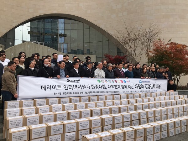 ‘사랑의 김장김치 나눔’ 행사에 참여한 자원봉사자와 한국종교계사회복지협의회 관계자들이 행사를 마치고 기념 촬영을 하고 있다. 한기장복지재단 제공