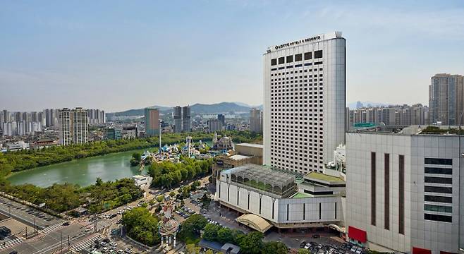 호텔롯데는 올해 3분기 연결 기준 누적 영업손실이 543억9300만원이라고 공시했다./사진=호텔롯데
