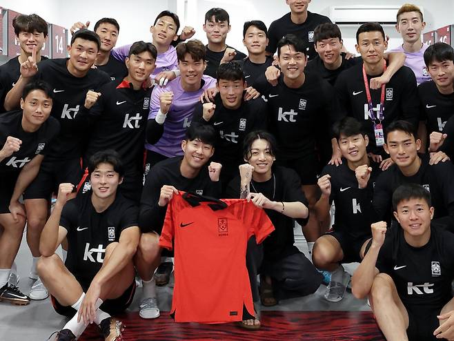 방탄소년단(BTS) 정국이 카타르에서 손흥민 등 한국축구 대표팀 선수들과 기념촬영을 하고 있다. [연합]