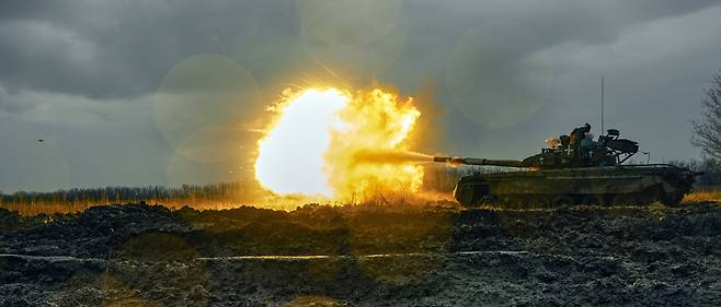 우크라이나군이 22일(현지시간) 동부 도네츠크에서 러시아군에게서 노획한 러시아제 T-80 전차에서 러시아군 주둔지를 향해 발포하고 있다. [연합]