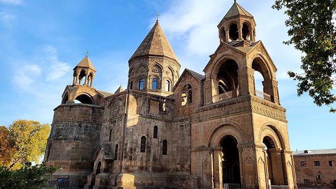 에치미아진 성당은 303년에 세워진 세계에서 가장 오래된 성당이다