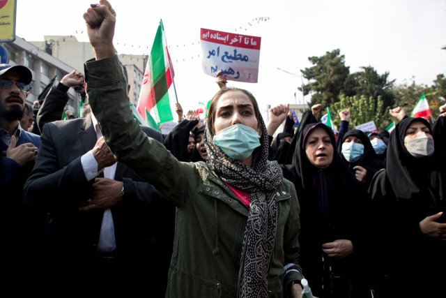 이란 테헤란에서 열린 반정부 시위에서 한 여성이 구호를 외치고 있다. 로이터 연합뉴스