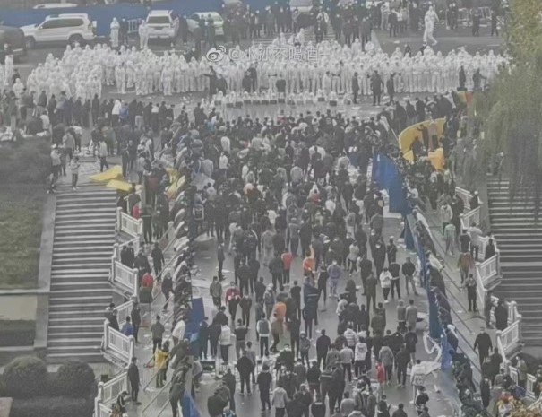 23일 중국 허난성 정저우 폭스콘 공장에서 경찰·보안요원과 대치한 폭스콘 노동자들. 웨이보 캡처