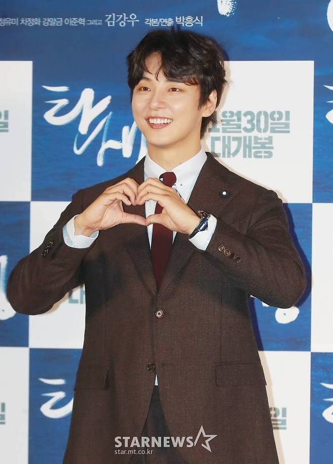 배우 윤시윤이 11일 오전 서울 CGV용산아이파크몰에서 진행된 영화 '탄생'(감독 박흥식) 제작발표회에 참석해 포즈를 취하고 있다. 한국인 첫 사제 김대건 신부의 일대기를 다룬 영화 ‘탄생’은 오는 30일 개봉한다. /2022.11.11 /사진=이동훈 기자 photoguy@