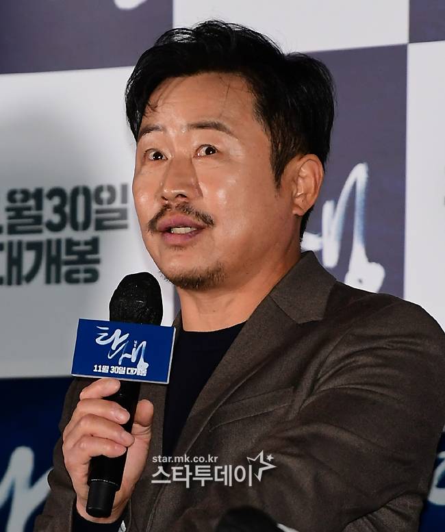 영화 ‘탄생’의 배우 이문식이 취재진 질문에 답하고 있다.