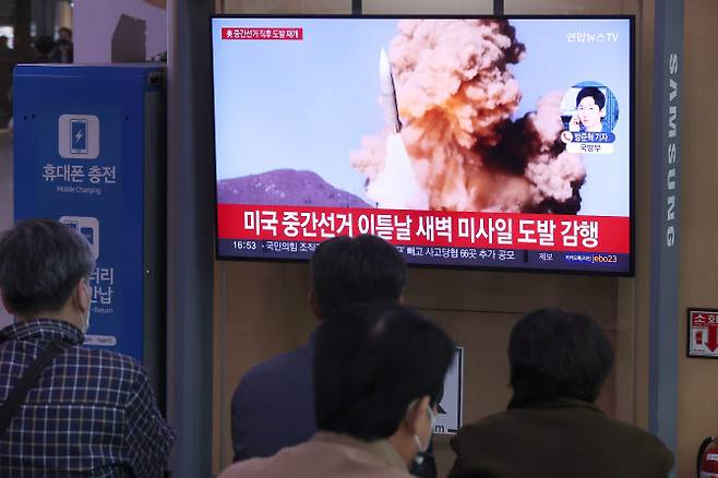 지난 9일 북한이 동해상으로 미상의 탄도미사일을 발사했다고 합동참모본부가 밝힌 가운데 서울역 대합실에서 시민들이 관련 뉴스를 보고 있다. (사진=연합뉴스)