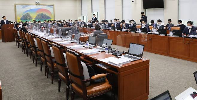 24일 서울 여의도 국회에서 열린 정무위원회 전체회의에서 국민의힘 의원이 불참한 가운데 내년도 예산안을 심사 보고가 진행되고 있다. (사진=뉴스1)