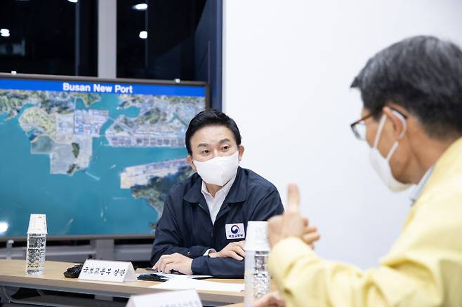 원희룡 국토교통부 장관은 24일 부산신항을 찾아 화물연대 파업에 따른 물류 피해 현황을 점검했다.(사진=국토교통부)