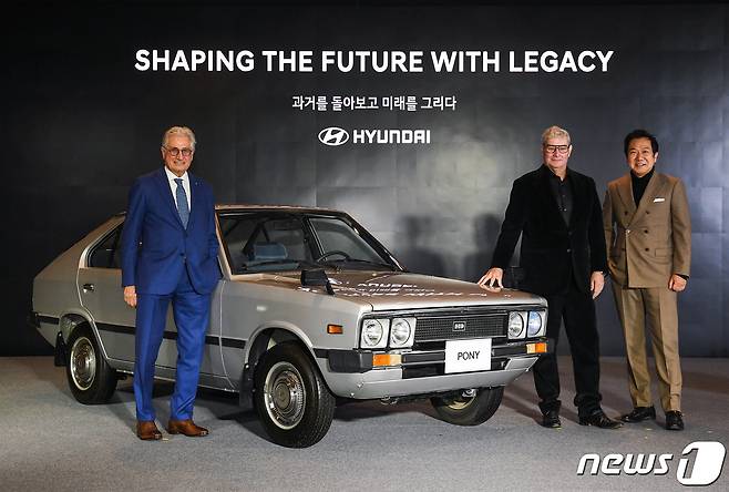 현대자동차는 인재개발원 마북캠퍼스 비전홀에서 디자인 토크 행사를 열었다고 24일 밝혔다. 이 자리에서 1974년 이탈리아 토리노 모터쇼에서 현대차가 선보였던 ‘포니 쿠페 콘셉트’를 원형 그대로 복원하는 프로젝트를 시작한다고 공개했다. 디자이너 조르제토 주지아로(왼쪽부터), 현대차그룹 CCO 루크 동커볼케 부사장, 이상엽 현대디자인센터장 부사장이 기념촬영을 하고 있다. (현대자동차 제공) 2022.11.24/뉴스1