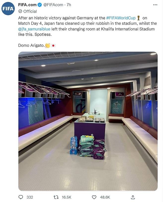 일본 축구 국가대표팀 선수들이 23일(현지시간) 독일과의 첫 경기에서 승리한 뒤 사용하던 라커룸을 깨끗이 청소하고 떠나 다시 한 번 세계를 놀라게 하고 있다. 국제축구연맹(FIFA) 트위터 계정 갈무리
