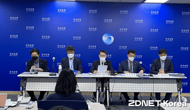 한국은행 이환석 부총재보(왼쪽에서 세번째)가 '11월 경제전망' 브리핑에 참석했다. (사진=조성진 기자)