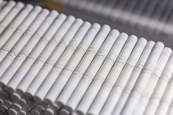 한국필립모리스 양산공장에서 생산된 일루마 전용 담배 제품 '테리아'. 긴 형태의 스틱을 반으로 자르면 최종 형태의 담배 스틱이 만들어진다./사진=한국필립모리스 제공