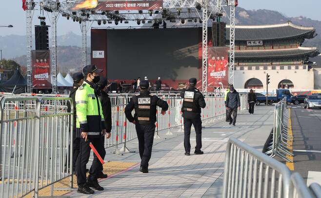 2022년 11월 24일오후 카타르 월드컵 우루과이전 거리 응원이 열리는 서울 광화문 광장에서 경찰과 소방서 관계자들이 안전 펜스가 설치된 현장을 둘러보며 안전 점검을 하고 있다. / 오종찬 기자