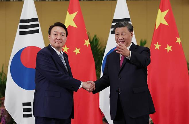 윤석열 대통령과 시진핑 중국 국가주석이 2022년 11월 15일 인도네시아 발리에서 열린 G20(주요 20국) 정상회의 중 한·중 정상회담을 위해 만나 악수하고 있다. /대통령실