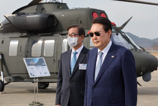 윤석열 대통령이 24일 오전 경남 사천시 한국항공우주산업(KAI)을 방문, 전시된  수리온, LAH(소형무장헬기) 등을 참관하고 있다.