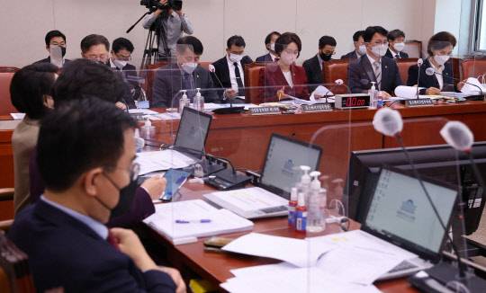 24일 서울 여의도 국회에서 열린 산업통상자원중소벤처기업위원회 전체회의. 연합뉴스.