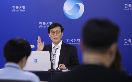 한국은행은 한미 기준금리 격차에 대해 "기계적으로 어떤 수준을 타겟하는 것은 바람직하지 않다"고 선을 그었다. 연합뉴스